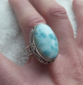 Zilveren ring met Larimar gezet in bewerkte setting 18 mm